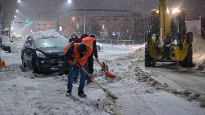 AMPLIO OPERATIVO DE LIMPIEZA Y DESPEJE DE NIEVE EN AVENIDA MAGALLANES
