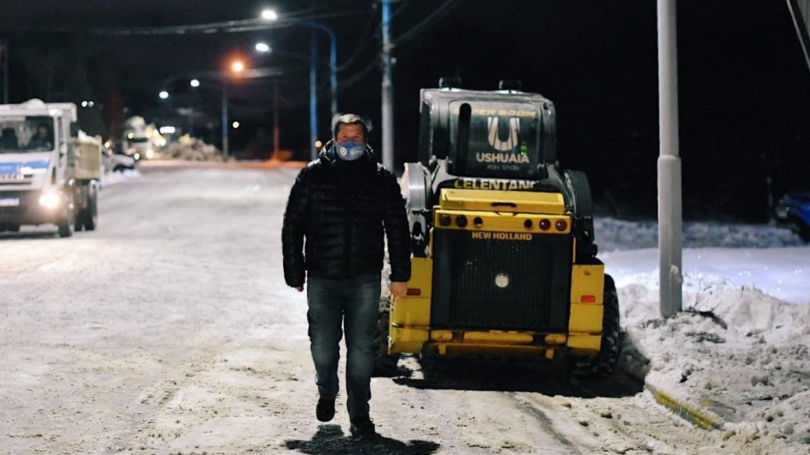 LA MUNICIPALIDAD DE USHUAIA REALIZÓ TRABAJOS NOCTURNOS DE DESPEJE Y LIMPIEZA EN LA AVENIDA ALEM