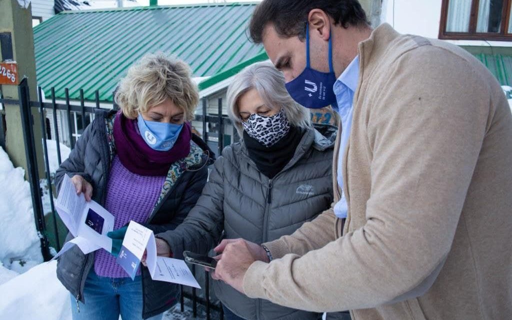 LA MUNICIPALIDAD ENTREGA TARJETAS +U A LOS VECINOS Y VECINAS DE USHUAIA