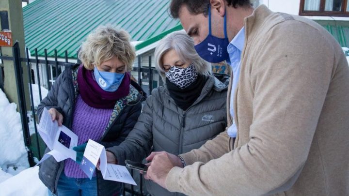 LA MUNICIPALIDAD ENTREGA TARJETAS +U A LOS VECINOS Y VECINAS DE USHUAIA