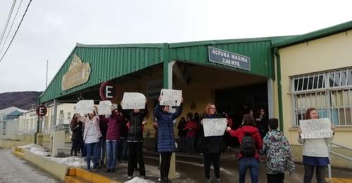 Reclamo y cacelorazo en la Kayu Chenen por la falta de clases