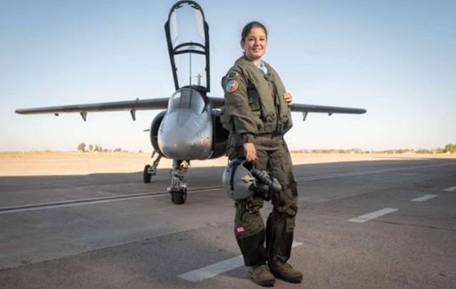 Sobrevuelos a TDF, la primera piloto femenino de aviones caza integraba la cuadrilla