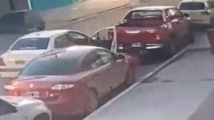 Intentaron robar el auxilio de una camioneta, pero quedaron escrachados