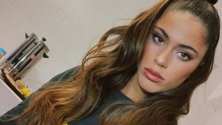 Con un ínfimo top, Tini Stoessel posó entre sombras y dejó ver su tatuaje más íntimo