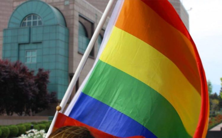 Un profesor dijo que solo existe el sexo masculino y femenino: lo suspendieron