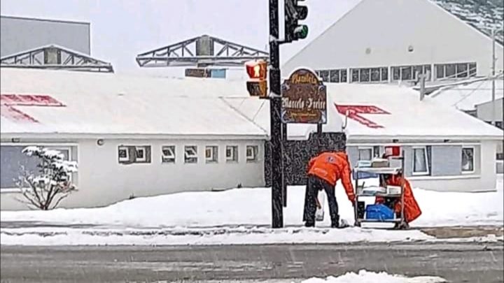 Bajo la nieve y arrastrando carros entre el HRU y el “Cochocho”