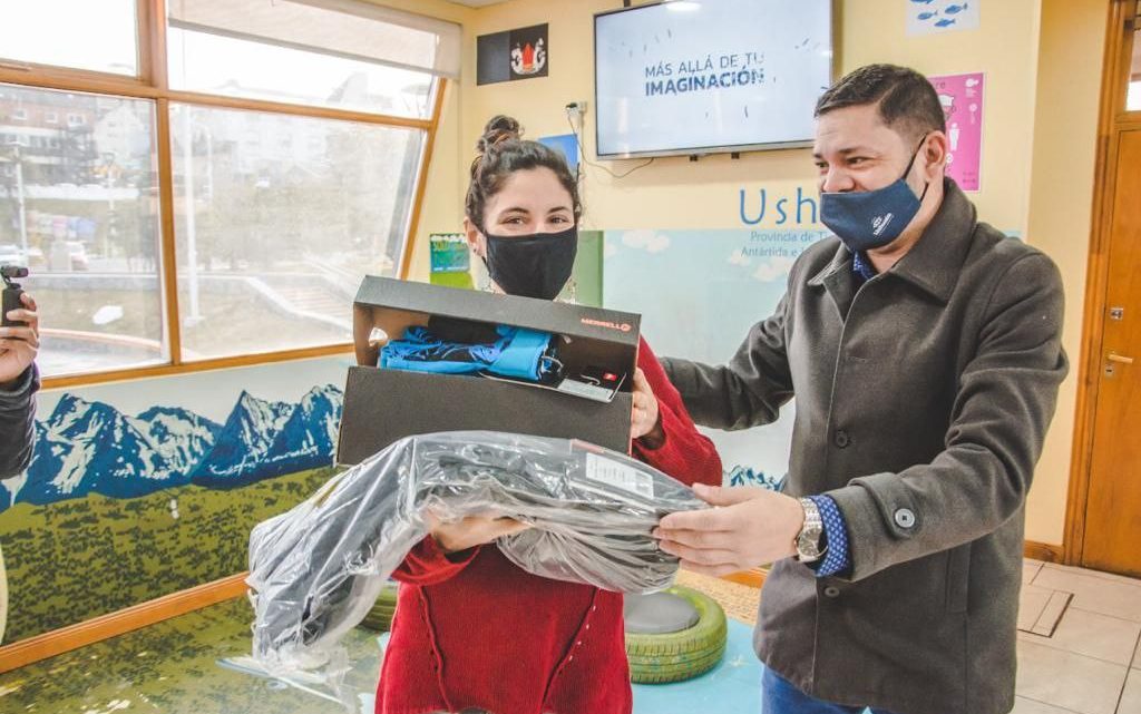 LA MUNICIPALIDAD DE USHUAIA ENTREGÓ INDUMENTARIA Y EQUIPOS DE PROTECCIÓN AL PERSONAL DE LA SECRETARÍA DE TURISMO LA MUNICIPALIDAD DE USHUAIA ENTREGÓ INDUMENTARIA Y EQUIPOS DE PROTECCIÓN AL PERSONAL DE LA SECRETARÍA DE TURISMO