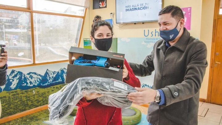 LA MUNICIPALIDAD DE USHUAIA ENTREGÓ INDUMENTARIA Y EQUIPOS DE PROTECCIÓN AL PERSONAL DE LA SECRETARÍA DE TURISMO