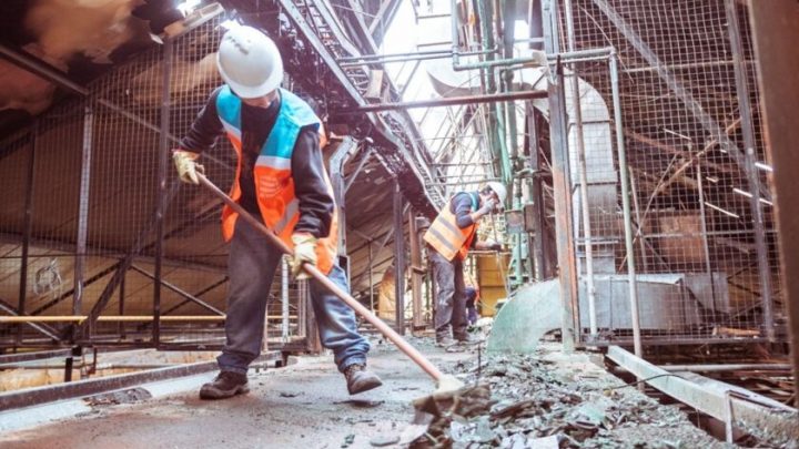 Incendio en el HRU: Trabajan en el retiro de escombros para avanzar en el sector principal del ígneo