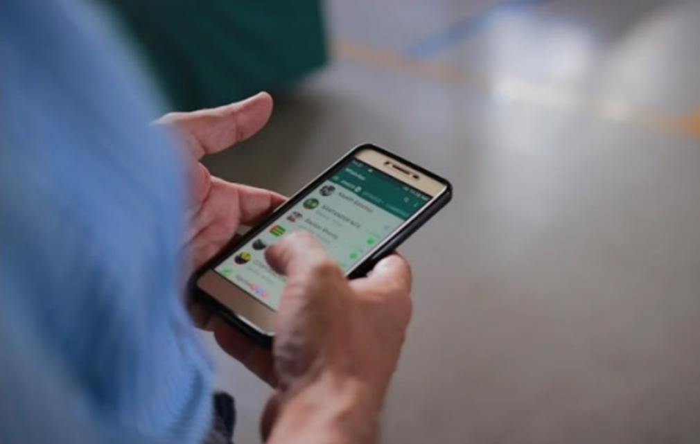 Alertan por estafas en TDF con falsos turnos de vacunacion por WhatsApp