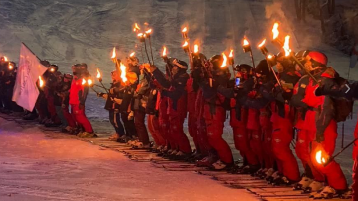 LA MUNICIPALIDAD DE USHUAIA ACOMPAÑÓ LA BAJADA DE ANTORCHAS EN EL CERRO CASTOR Y RESALTÓ LA LLEGADA DEL TURISMO NACIONAL