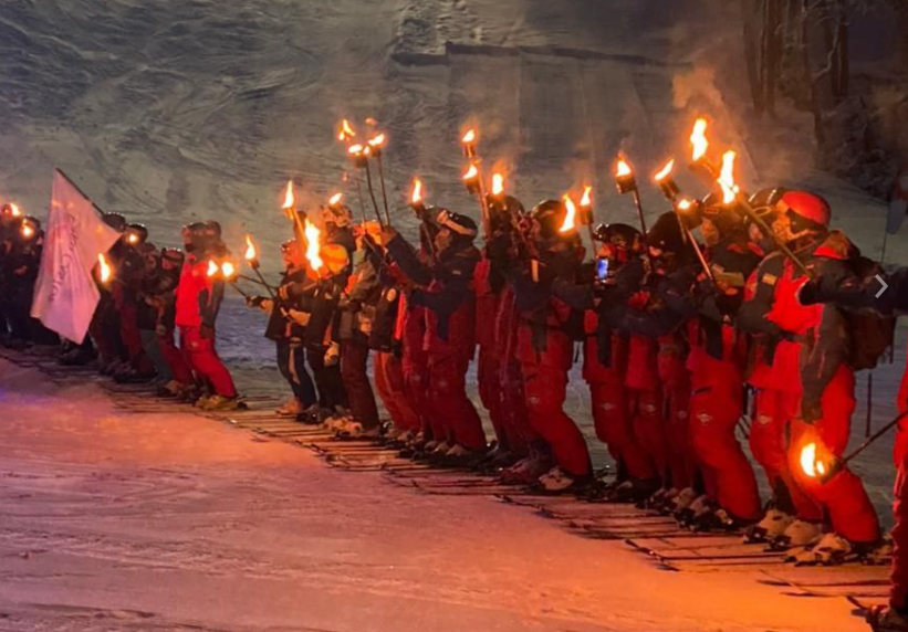 LA MUNICIPALIDAD DE USHUAIA ACOMPAÑÓ LA BAJADA DE ANTORCHAS EN EL CERRO CASTOR Y RESALTÓ LA LLEGADA DEL TURISMO NACIONAL