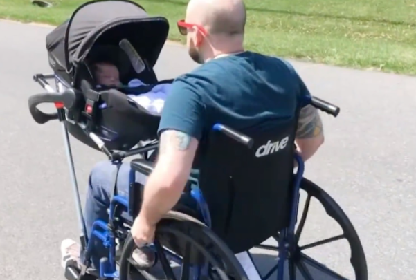 CREARON UNA SILLA DE RUEDAS PARA QUE UN HOMBRE PUEDA CUIDAR A SU BEBÉ