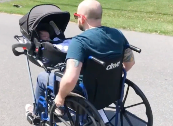 CREARON UNA SILLA DE RUEDAS PARA QUE UN HOMBRE PUEDA CUIDAR A SU BEBÉ