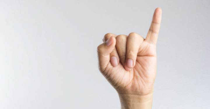 Se cortó el meñique con una sierra y lo encontró 6 meses después