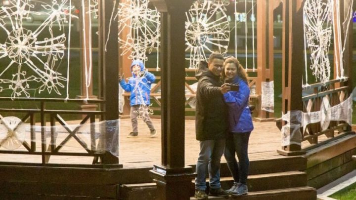 Ushuaia: Invitan a recorrer la ambientación de invierno en el Paseo de las Rosas