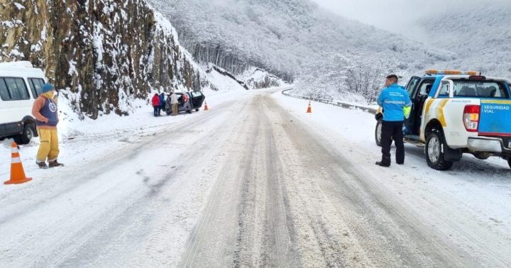 Mujer resulta herida al chocar con una combi de pasajeros