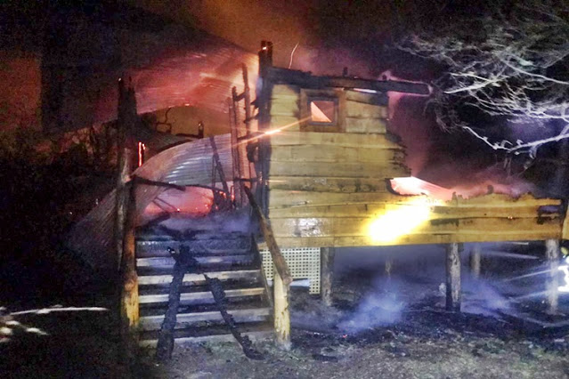 Incendio en una cabaña en la madrugada, sin lesionados