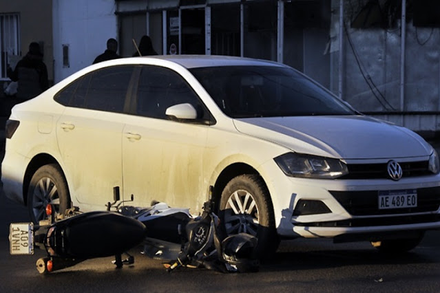 Dos choques, un motociclista lesionado y un automóvil incautado