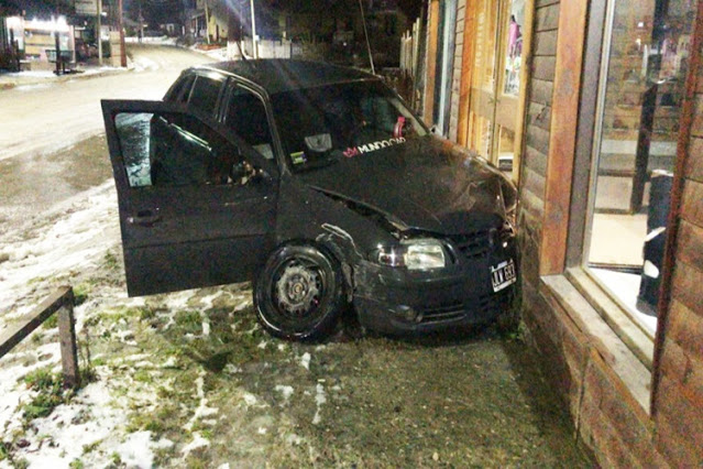 Despiste y choque contra comercio de conductor alcoholizado