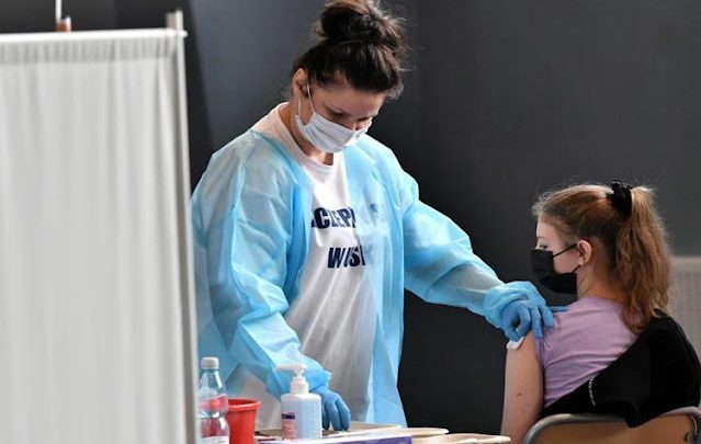 Comenzaran a aplicar la vacuna Moderna a menores de entre 12 y 17 años