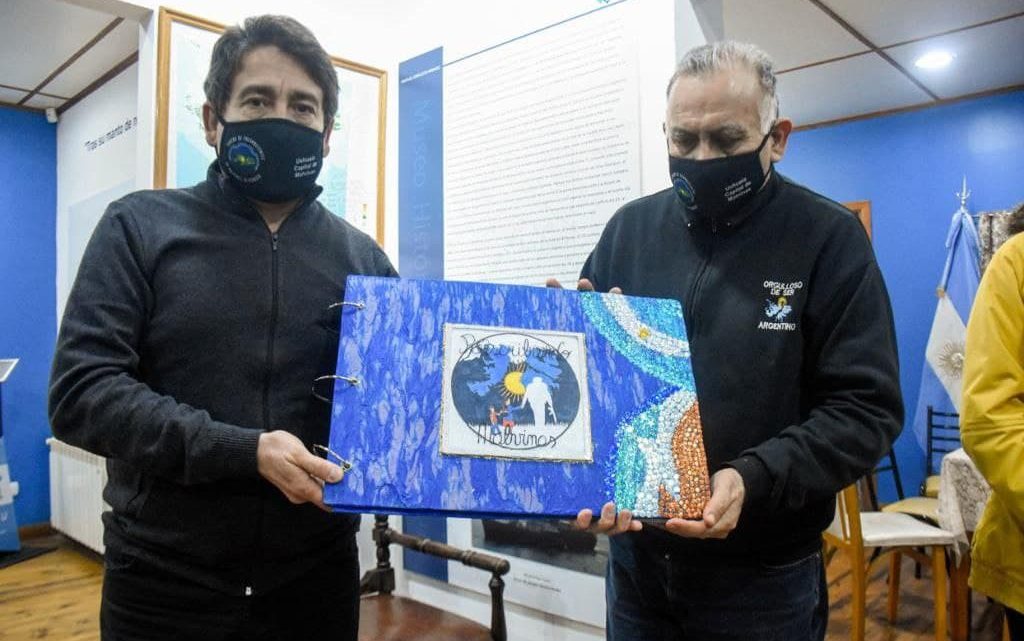 HEREDEROS DE LA CAUSA MALVINAS HICIERON ENTREGA DE LIBRO-OBJETO AL “ESPACIO PENSAR MALVINAS”