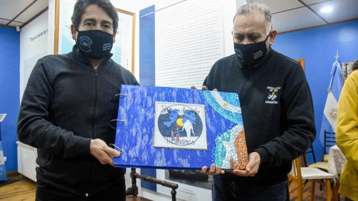 HEREDEROS DE LA CAUSA MALVINAS HICIERON ENTREGA DE LIBRO-OBJETO AL “ESPACIO PENSAR MALVINAS”