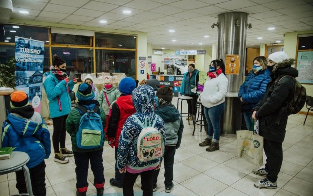 CHICOS Y CHICAS DE LAS COLONIAS DE LOS BARRIOS NAVEGARON POR EL CANAL BEAGLE