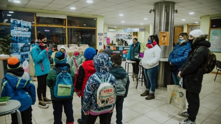 CHICOS Y CHICAS DE LAS COLONIAS DE LOS BARRIOS NAVEGARON POR EL CANAL BEAGLE