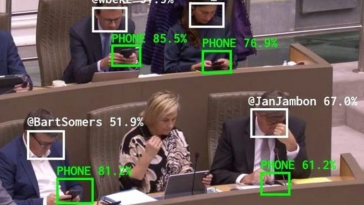 Crean una herramienta que delata a los políticos que miran su celular durante las sesiones