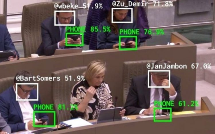 Crean una herramienta que delata a los políticos que miran su celular durante las sesiones Crean una herramienta que delata a los políticos que miran su celular durante las sesiones