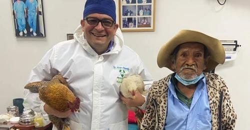Bolivia: operó gratis a humilde anciano y este le dio en agradecimiento dos gallinas