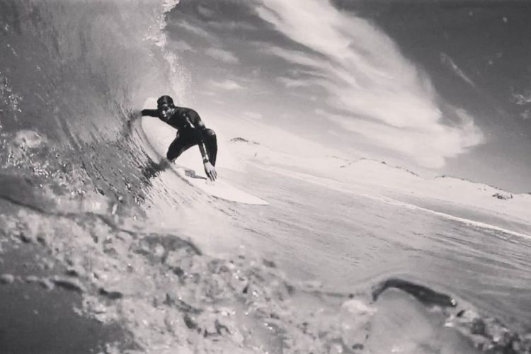 Un surfista murió al caer desde lo alto de una ola