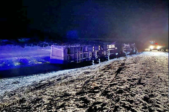 Despiste y vuelco de camion en la Ruta 3 Despiste y vuelco de camion en la Ruta 3