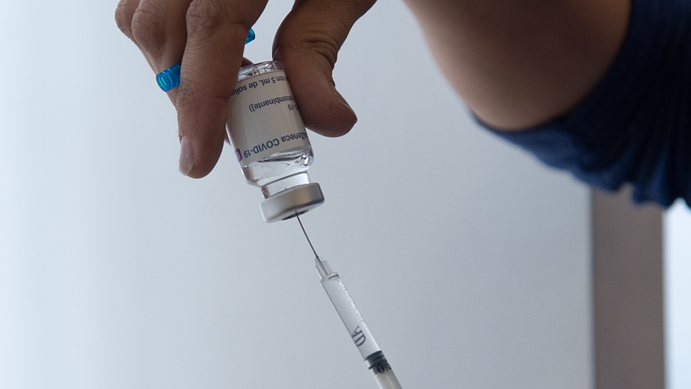 Con muy buen nivel de aceptación, avanza la combinación de vacunas contra el coronavirus