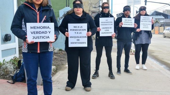 LA MUNICIPALIDAD DE USHUAIA REALIZÓ UNA INTERVENCIÓN TEATRAL EN EL MARCO DEL DÍA INTERNACIONAL DE LAS VÍCTIMAS DE DESAPARICIONES FORZADAS