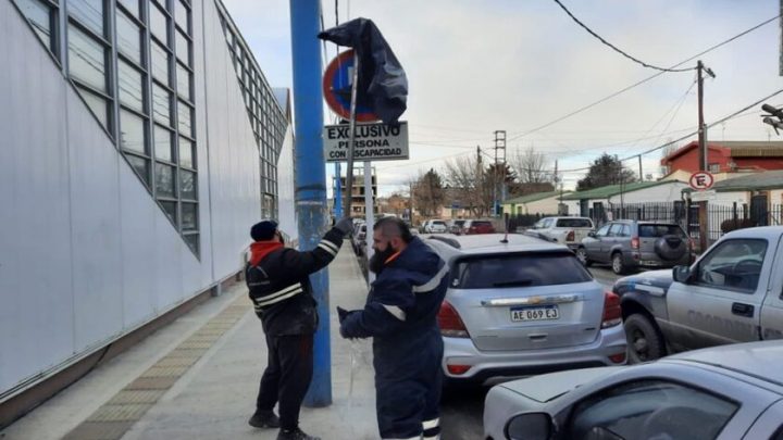 La Municipalidad de Ushuaia realiza un trabajo permanente de señalamiento vial en toda la ciudad