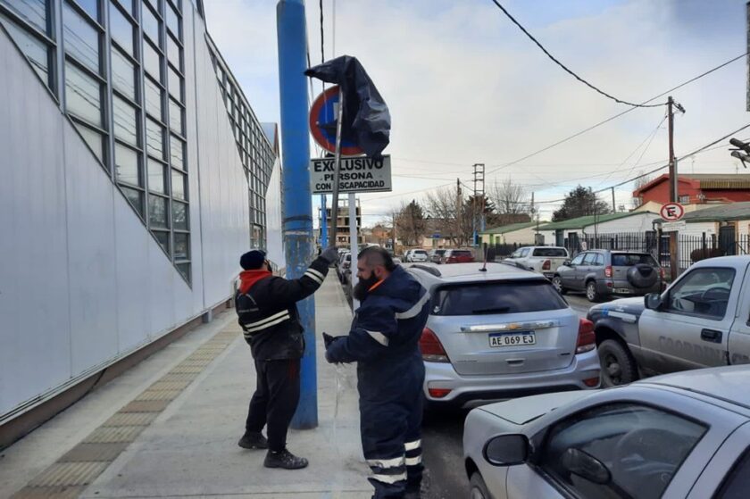 La Municipalidad de Ushuaia realiza un trabajo permanente de señalamiento vial en toda la ciudad