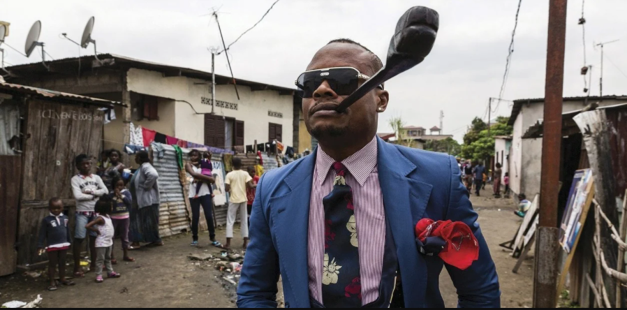 Vivir en medio del hambre con trajes de Gucci y zapatos de cocodrilo: la exótica costumbre de “Los Dandis del Congo” Vivir en medio del hambre con trajes de Gucci y zapatos de cocodrilo: la exótica costumbre de “Los Dandis del Congo”