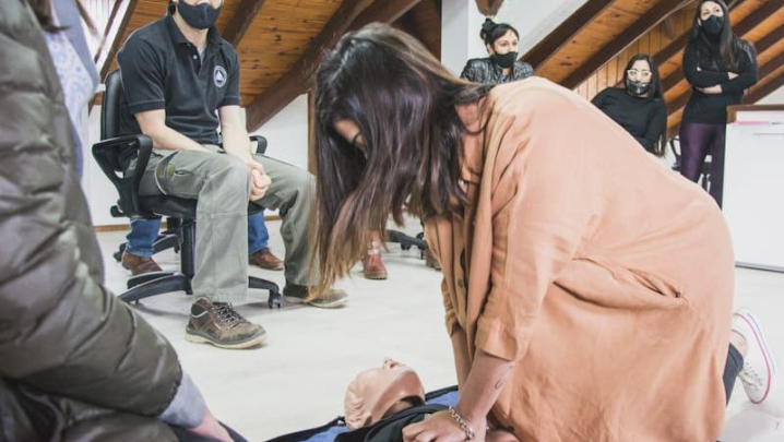 EL MUNICIPIO BRINDÓ UNA CAPACITACIÓN DE ASISTENCIA PSICOLÓGICA Y PRIMEROS AUXILIOS PARA SU PERSONAL