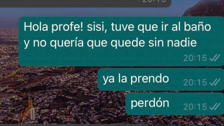 Apagó la cámara en medio de una clase virtual para ir al baño y recibió un inesperado mensaje por Whatsapp de la profesora