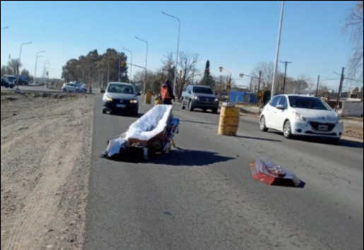 Coche fúnebre perdió un féretro en plena ruta: hay imágenes