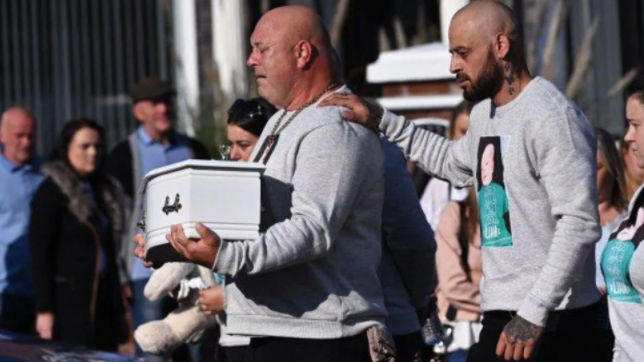La imagen que conmueve al mundo: un padre cargó el ataúd de su bebé, asesinado por la madre La imagen que conmueve al mundo: un padre cargó el ataúd de su bebé, asesinado por la madre