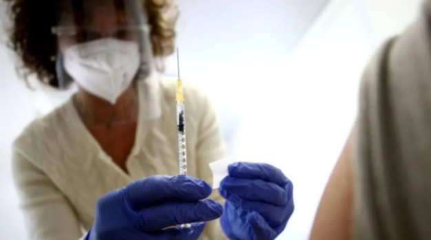 Insólito: enfermera inyectó con suero a miles de personas en lugar de la vacuna contra el Covid Insólito: enfermera inyectó con suero a miles de personas en lugar de la vacuna contra el Covid