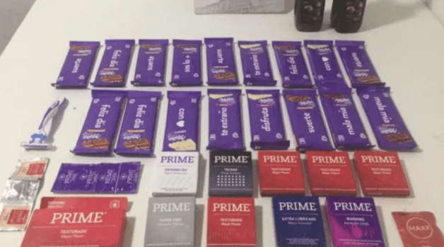 Noche hot: robó chocolates, diez cajas de preservativos, gel íntimo, maquinitas de afeitar y fue atrapado a las cuadras