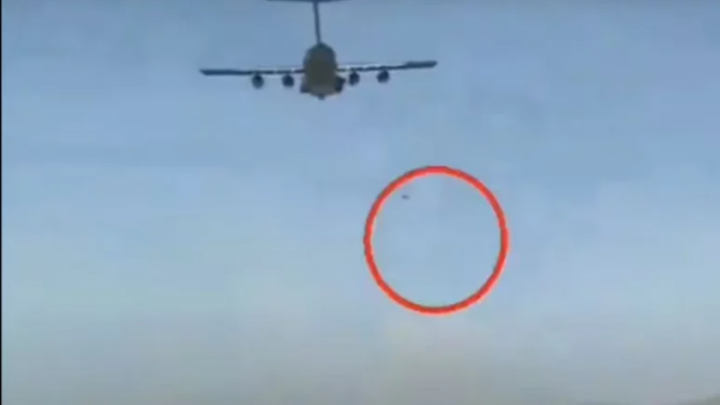 Afganos caen de aviones tras colgarse en el despegue