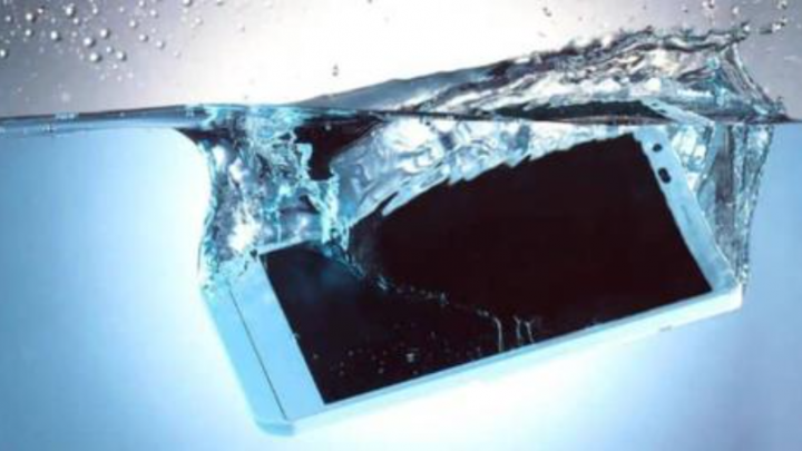 Sin arroz ni secador: el verdadero método para rescatar tu celular del agua