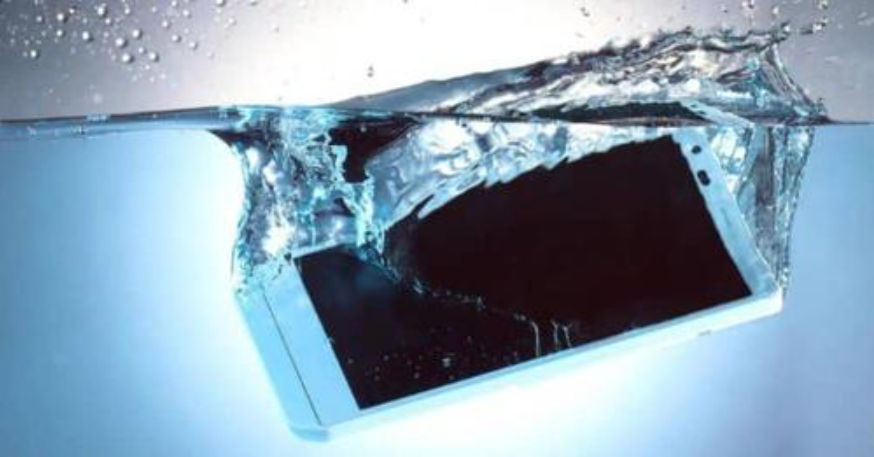 Sin arroz ni secador: el verdadero método para rescatar tu celular del agua