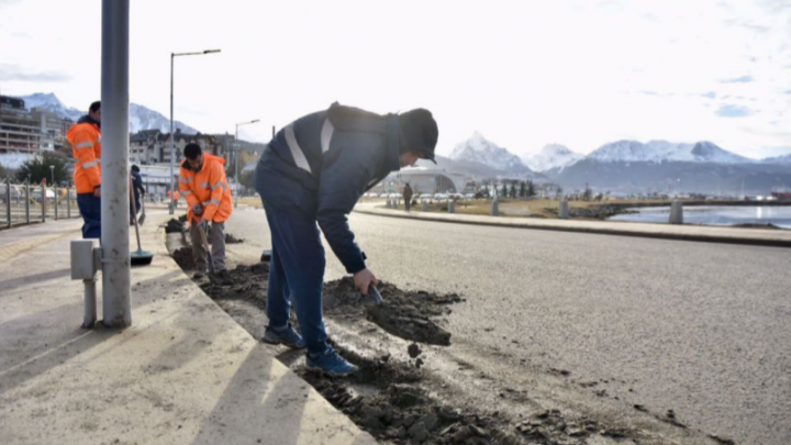 LA MUNICIPALIDAD DE USHUAIA CONTINÚA CON TRABAJOS DE LIMPIEZA EN LAS AVENIDAS; MAIPÚ, PREFECTURA NAVAL Y CALLES TRANSVERSALES