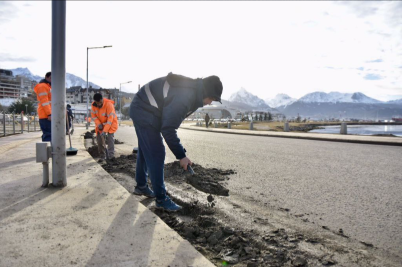 LA MUNICIPALIDAD DE USHUAIA CONTINÚA CON TRABAJOS DE LIMPIEZA EN LAS AVENIDAS; MAIPÚ, PREFECTURA NAVAL Y CALLES TRANSVERSALES